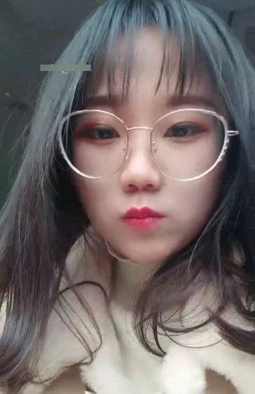 震惊-四眼美眉在公园被陌生人玩弄