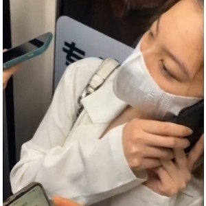 地铁近距离悄悄俯拍带你看各款内衣