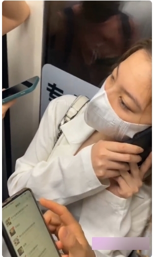 地铁近距离悄悄俯拍带你看各款内衣