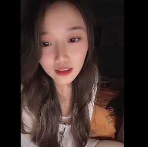 逐渐沦陷的抖音网红小姐姐，直播间内边直播边私下与付款的老板们超有尺度的亲密交流[171V1.5G]