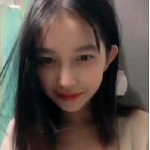 抖音俏皮可爱的嫩妹女主播，小小年纪就会搔首弄姿了【5V，518M】