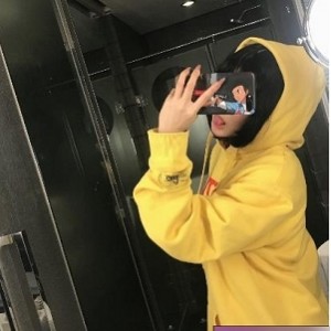 微博童颜辣妹（稚九酱）jk制服摆拍，娇小玲珑身材饱满迷人【1.58G】