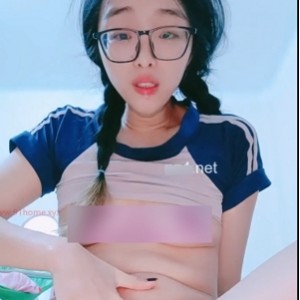 精选可爱反差眼镜妹玩弄30cm仿真马D