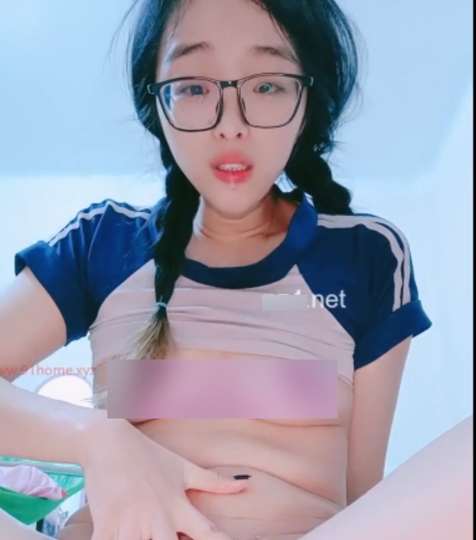 精选可爱反差眼镜妹玩弄30cm仿真马D