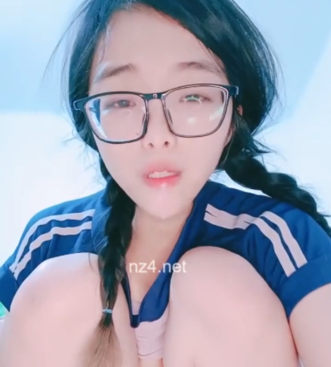 精选可爱反差眼镜妹玩弄30cm仿真马D