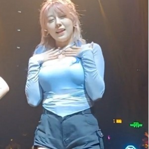 丰满大罩杯和蜜桃臀的DJ抖胸舞和抖臀舞