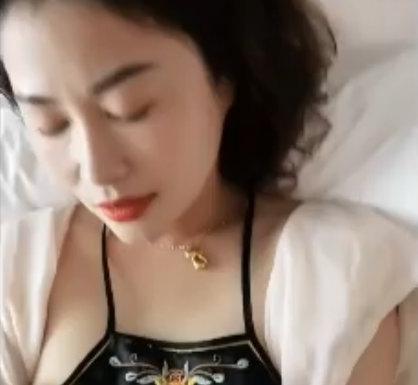 杭州美女赵欢超精品自拍视频