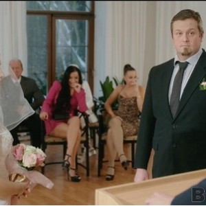 新郎出轨后新娘的报复引发的婚礼混乱，宾客目睹伴郎的表演，场面一片混乱。