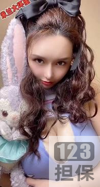 钱枫事件中的女主在米兰展现胸器，引起了轩然大波