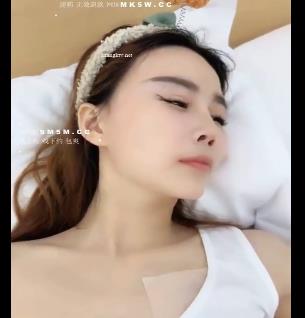 草莓酱酱4V-1G高能画面，CB用嘴T脚，老资源下载观看