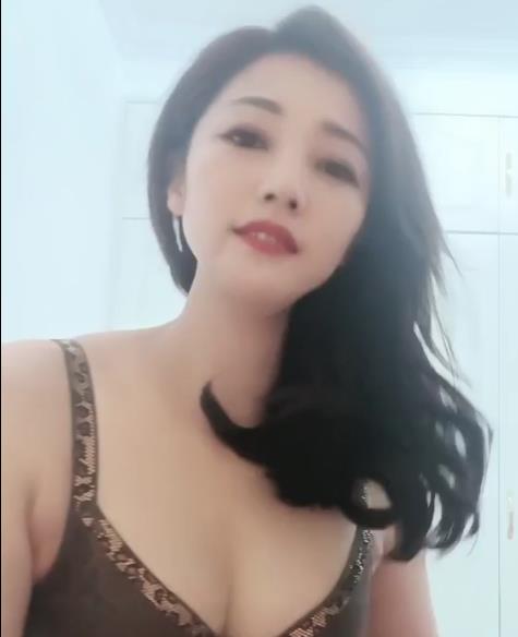 风情万种的御姐主播小雅,完美身材高颜值,直播嬉戏成熟多肉