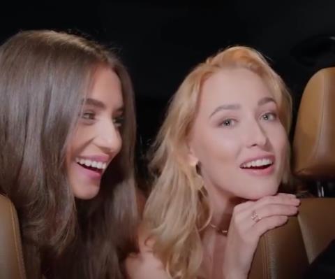 BLACKED自由国2V-803M：黑佬大作战，双F唯美双怼脸上，水超多无保护用嘴