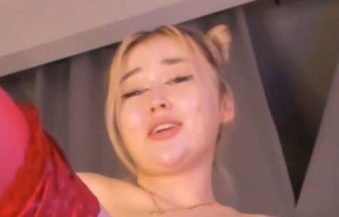 高清源码！C站女神红丝嫩妹活塞机攻视频1V+7.1G全开