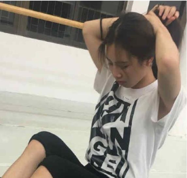 某推华裔素人(大学萌妹)合集视频多,大小适中