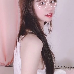 高颜值乖乖女的睡衣，展现非凡容颜和火辣身材的魔爪般技术，让你心动不已