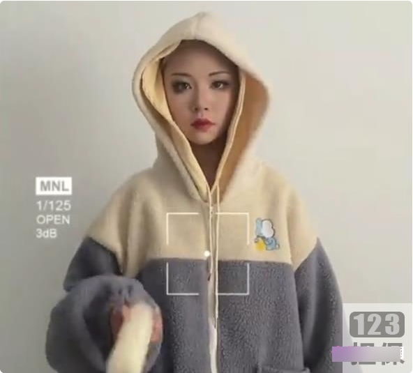 推妹妹的光剑:刘畊宏变装跳舞的女孩