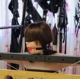 浅浅作品：木枷孔被鳄鱼夹拉扯，铁链锁住SM绳艺视频