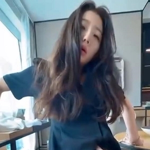 精选：张津瑜成为吃瓜视频的焦点