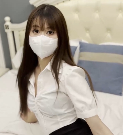 清纯窈窕美少女:Cola酱包臀吊带黑丝OL