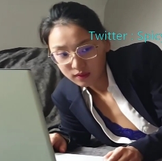 留学生刘玥动情季OL服装穿搭,玩转白领某处,美妙境界无限