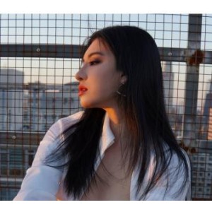 国内OF女博主Misty私拍合集：23部短视频+83张图集，推特爆火车衣秀，粉丝期待战争片，下载观看！