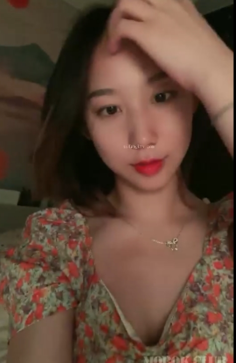 “青春学生妹子撩骚叔叔：父母不知的闺房秘密[1v+850m][百度盘]”