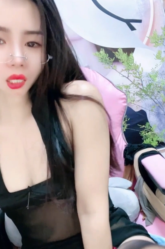 美腿女神鱼鱼腿与妞的爆撩[V4+3.5G]，百度盘下载，解压密码安全第一