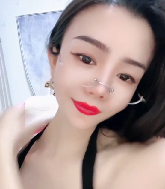 美腿女神鱼鱼腿与妞的爆撩[V4+3.5G]，百度盘下载，解压密码安全第一