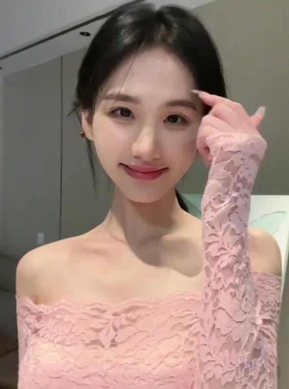 抖音红人裴南苇自拍图集:露脸多人合影,棒棒糖下水道一应俱全