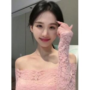 抖音红人裴南苇自拍图集：露脸多人合影，棒棒糖下水道一应俱全