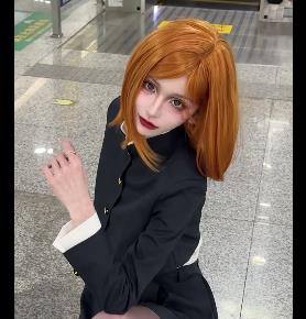 百粉网红藤原yuki自拍COS视频，线下榜首展示，身材火力全开，抖音评论热度爆表