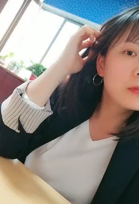 《H罩杯大罩杯实习生上班小秀》-迅雷BT，影片421MB无圣光