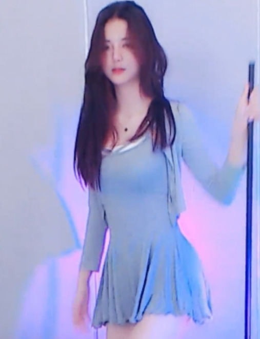 儿的性感舞姿和钞票枪热舞让人心痒痒，她展现的开放神态和挺枪舞姿吸引了大量粉丝。随着她的视频数量增加，玹儿的魅力将继续扩大，成为虎牙直播平台上的一颗耀眼明珠。