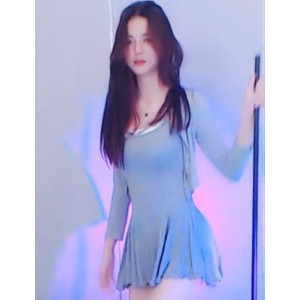 儿的性感舞姿和钞票枪热舞让人心痒痒，她展现的开放神态和挺枪舞姿吸引了大量粉丝。随着她的视频数量增加，玹儿的魅力将继续扩大，成为虎牙直播平台上的一颗耀眼明珠。