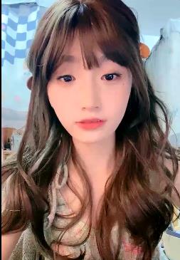 呜崽酱：巅峰颜值自拍4V-2.2G视频