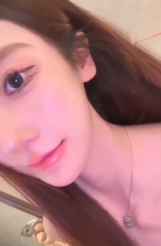 藏这些私拍福利，不仅可以欣赏到Luka的精彩作品，还可以更深入地了解这位摄影大师的生活和创作过程。赶紧下载这5.5G的视频，一窥摄影大师Luka的私密世界吧！