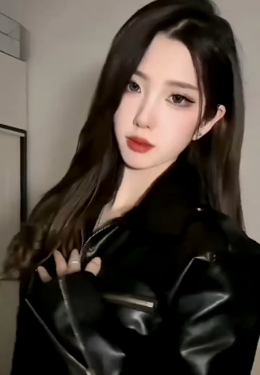 藏这些私拍福利，不仅可以欣赏到Luka的精彩作品，还可以更深入地了解这位摄影大师的生活和创作过程。赶紧下载这5.5G的视频，一窥摄影大师Luka的私密世界吧！