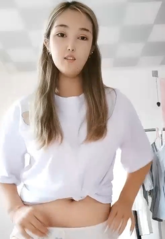 着微笑。男友则是一个阳光帅气的男孩，他们俩在一起看起来十分般配。小狐狸拿出手机，开始录制视频，记录这段旅程。她希望将这些美好的瞬间永远保存下来，让他们的爱情故事成为永恒的记忆。这对恋人的视频数量虽然不多，但每一个视频都是他们之间爱的见证。在百度上收藏了82个相关内容，这份珍贵的回忆定格在了时间的画卷上。他们的爱情故事让人感动，也让人羡慕。每一次点击，都是对他们幸福的祝福。