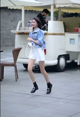 与粉丝互动,散播线下,传递正能量。不过,由于视频内容涉及个人yin+si,很快被平台下架。因此,想要一睹兰兰鹿鹿的风采,抓紧下载这个绝版合集吧!