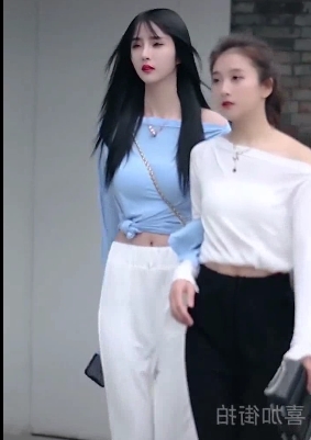 与粉丝互动,散播线下,传递正能量。不过,由于视频内容涉及个人yin+si,很快被平台下架。因此,想要一睹兰兰鹿鹿的风采,抓紧下载这个绝版合集吧!