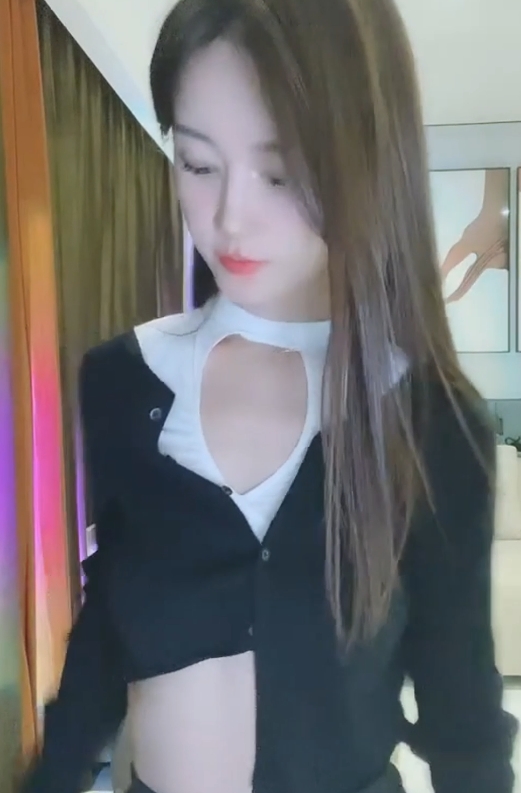 宁依纯：妖娆舞姿，性感高开叉，丰富视频数量精彩瞬间