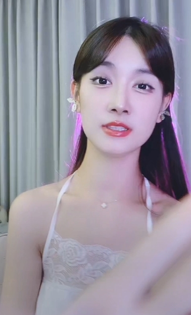 花椒宁依纯热舞视频：火辣身材，热情奔放，8V+1.03G