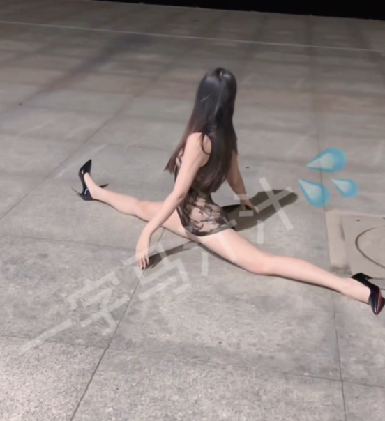 转载搬运酒店舞蹈生一字马首次户外展示合集1V300M，定制练功资源