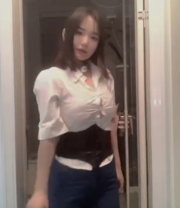 快手搬运甜美周周乖崽最新合集22V125MB,童颜大罩杯少女,需解压缩密码
