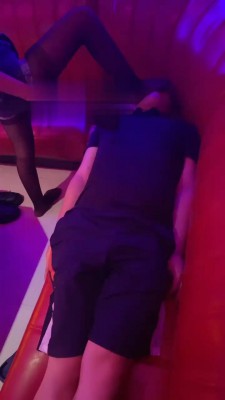 鬼鬼KTV服务员舔脚最新合集1V31M，尽享奢华体验