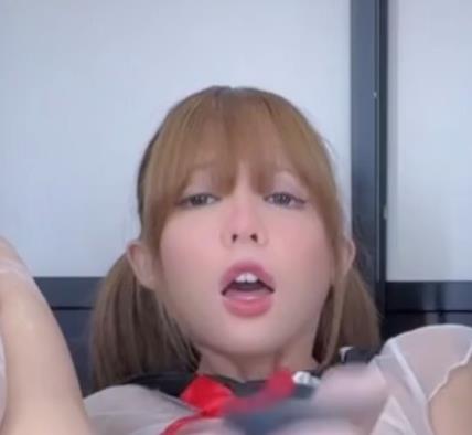 福利姬快手人气王kittyxkum最新自拍合集1V200M，邻居尴尬，湿身诱惑