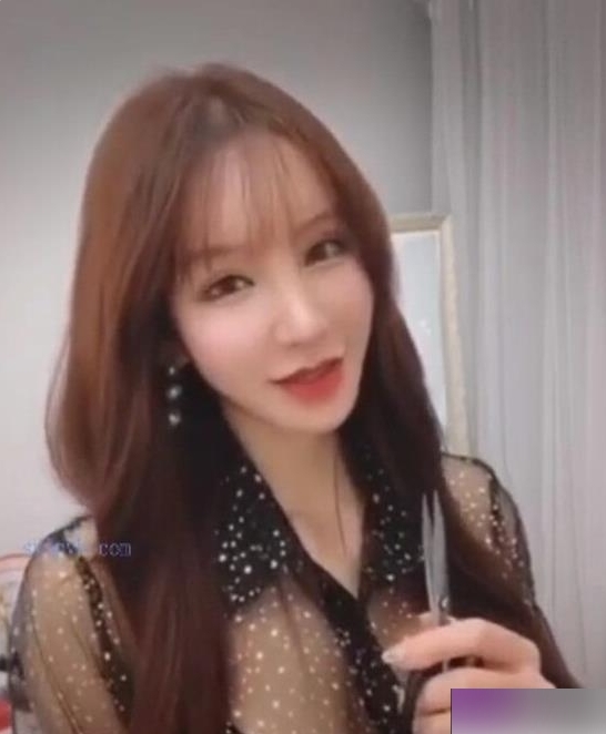 秀人模特周于希性感自拍合集18V522M，真实生活中的魅力