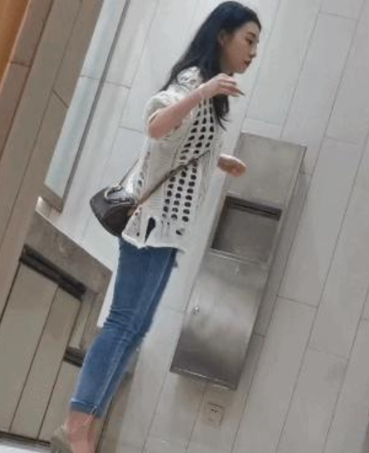 某站跟拍合集商场实拍优质素材海量现场58部5.8G超绝视角