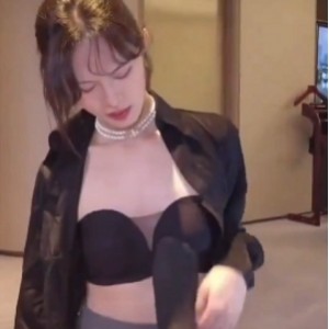 推特灰丝伪娘秘书加班给力佳作1部581MB优质