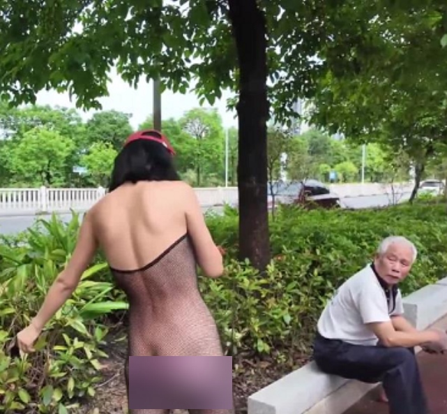 红帽女连体黑网户外诱惑2V1.09Gcikaimoon路人实拍太顶了